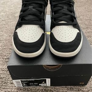 Air Jordan Mid 1 Youth